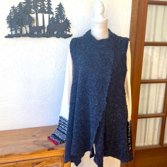 🎉 FREE PEOPLE ALPACA SLEEVELESS CAPE‼️ - Picture 2 of 14